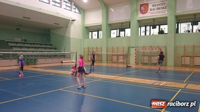 Zdjęcie w galerii na portalu naszraciborz.pl: Aktywne ferie w Arenie Rafako - wczoraj odbył się tam turniej badmintona wiadomości z regionu