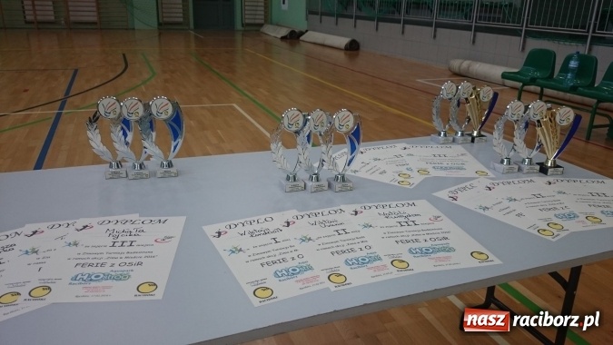 Zdjęcie w galerii na portalu naszraciborz.pl: Aktywne ferie w Arenie Rafako - wczoraj odbył się tam turniej badmintona wiadomości z regionu