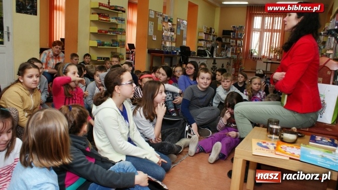 Zdjęcie w galerii na portalu naszraciborz.pl: Tajemnicza pisarka z Krakowa odwiedziła Akademię Detektywów  wiadomości z regionu