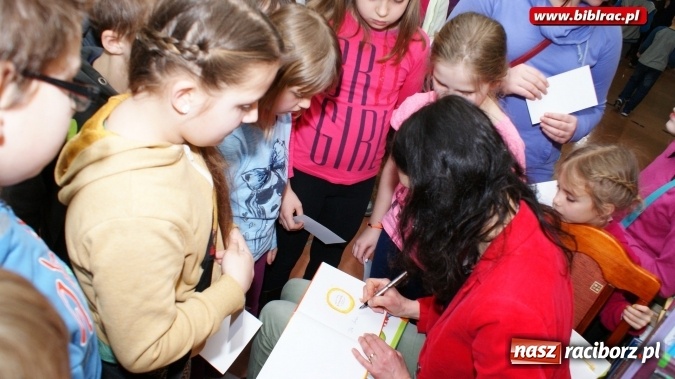 Zdjęcie w galerii na portalu naszraciborz.pl: Tajemnicza pisarka z Krakowa odwiedziła Akademię Detektywów  wiadomości z regionu