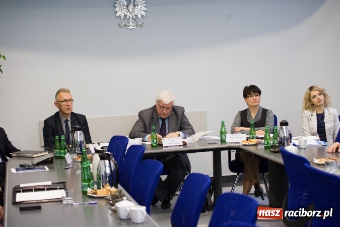 Zdjęcie w galerii na portalu naszraciborz.pl: Przebudowa mostów i łuków rzeki, podniesienie klasy żeglowności - o zbiorniku Racibórz i kanale Odra-Dunaj w ratuszu wiadomości z regionu