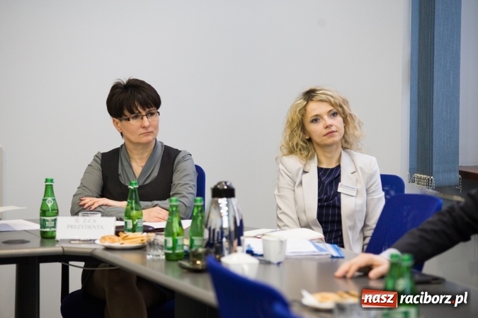 Zdjęcie w galerii na portalu naszraciborz.pl: Przebudowa mostów i łuków rzeki, podniesienie klasy żeglowności - o zbiorniku Racibórz i kanale Odra-Dunaj w ratuszu wiadomości z regionu