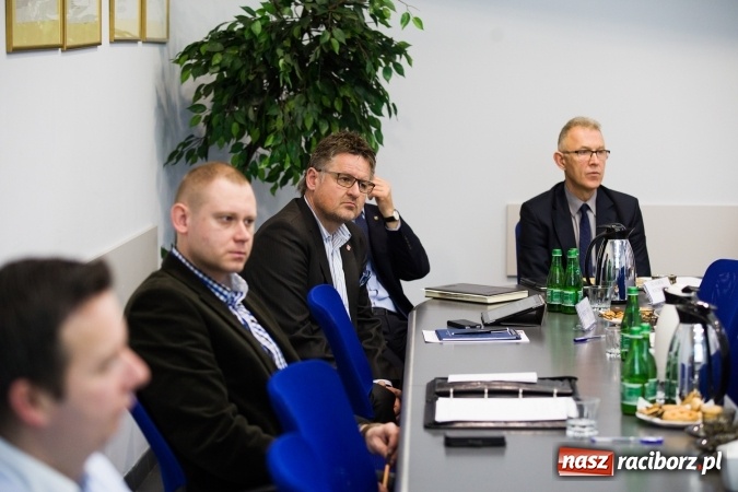 Zdjęcie w galerii na portalu naszraciborz.pl: Przebudowa mostów i łuków rzeki, podniesienie klasy żeglowności - o zbiorniku Racibórz i kanale Odra-Dunaj w ratuszu wiadomości z regionu