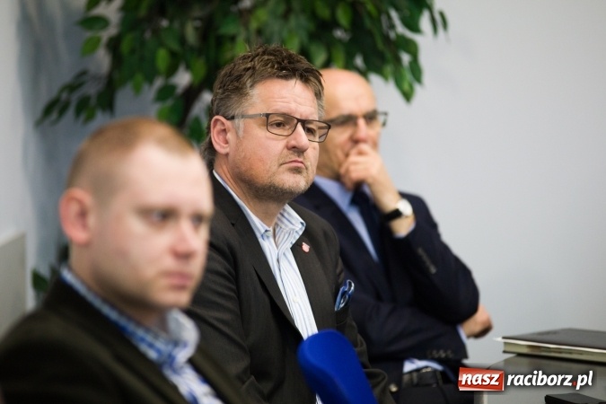 Zdjęcie w galerii na portalu naszraciborz.pl: Przebudowa mostów i łuków rzeki, podniesienie klasy żeglowności - o zbiorniku Racibórz i kanale Odra-Dunaj w ratuszu wiadomości z regionu