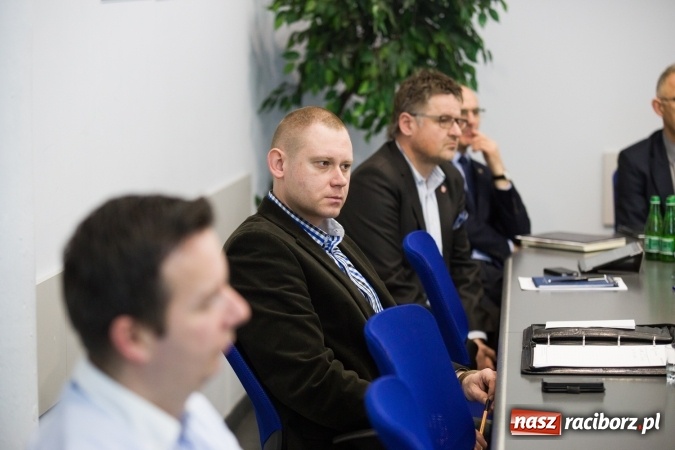 Zdjęcie w galerii na portalu naszraciborz.pl: Przebudowa mostów i łuków rzeki, podniesienie klasy żeglowności - o zbiorniku Racibórz i kanale Odra-Dunaj w ratuszu wiadomości z regionu