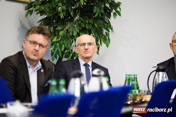 Zdjęcie w galerii na portalu naszraciborz.pl: Przebudowa mostów i łuków rzeki, podniesienie klasy żeglowności - o zbiorniku Racibórz i kanale Odra-Dunaj w ratuszu wiadomości z regionu