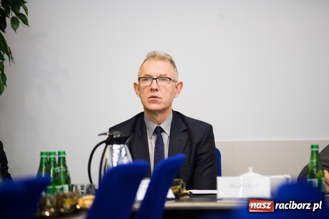 Zdjęcie w galerii na portalu naszraciborz.pl: Przebudowa mostów i łuków rzeki, podniesienie klasy żeglowności - o zbiorniku Racibórz i kanale Odra-Dunaj w ratuszu wiadomości z regionu