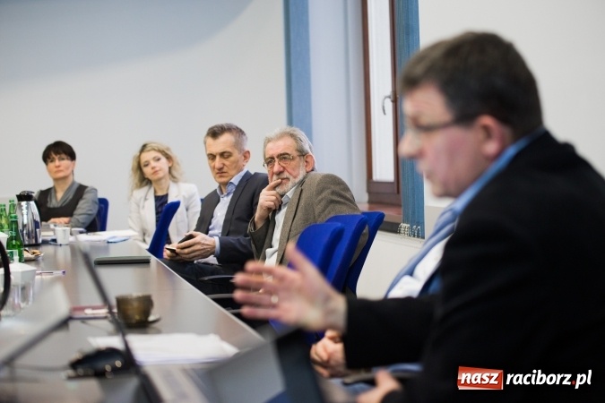 Zdjęcie w galerii na portalu naszraciborz.pl: Przebudowa mostów i łuków rzeki, podniesienie klasy żeglowności - o zbiorniku Racibórz i kanale Odra-Dunaj w ratuszu wiadomości z regionu