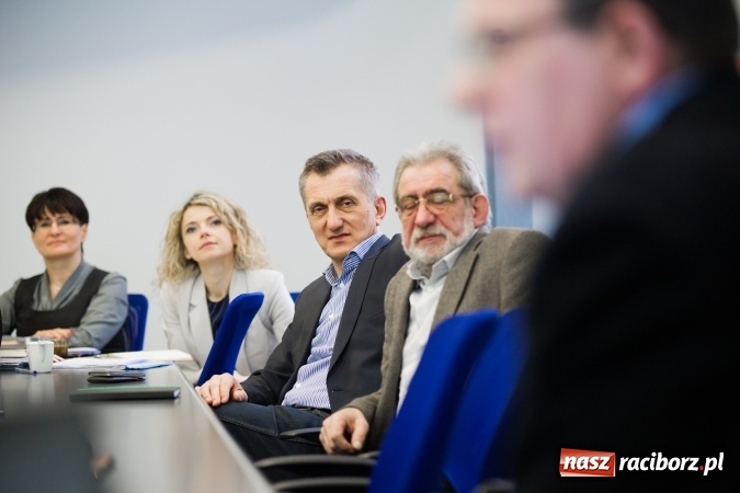 Zdjęcie w galerii na portalu naszraciborz.pl: Przebudowa mostów i łuków rzeki, podniesienie klasy żeglowności - o zbiorniku Racibórz i kanale Odra-Dunaj w ratuszu wiadomości z regionu