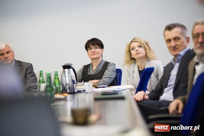 Zdjęcie w galerii na portalu naszraciborz.pl: Przebudowa mostów i łuków rzeki, podniesienie klasy żeglowności - o zbiorniku Racibórz i kanale Odra-Dunaj w ratuszu wiadomości z regionu