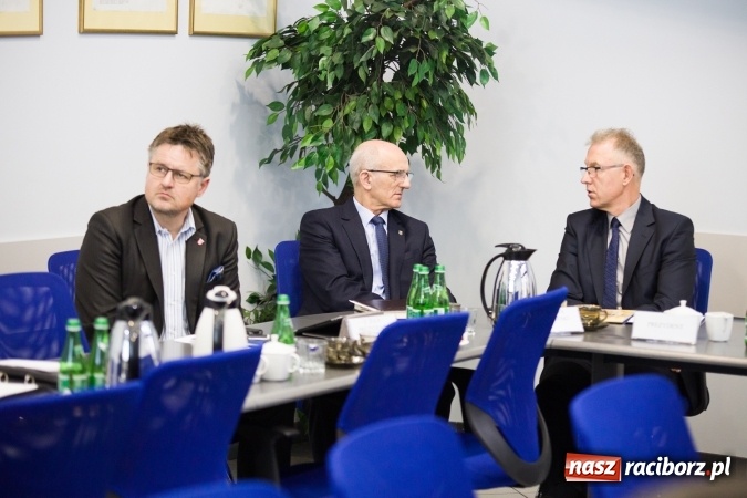 Zdjęcie w galerii na portalu naszraciborz.pl: Przebudowa mostów i łuków rzeki, podniesienie klasy żeglowności - o zbiorniku Racibórz i kanale Odra-Dunaj w ratuszu wiadomości z regionu