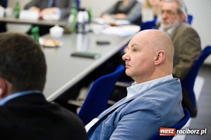 Zdjęcie w galerii na portalu naszraciborz.pl: Przebudowa mostów i łuków rzeki, podniesienie klasy żeglowności - o zbiorniku Racibórz i kanale Odra-Dunaj w ratuszu wiadomości z regionu