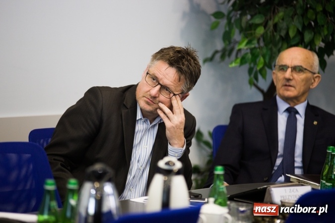 Zdjęcie w galerii na portalu naszraciborz.pl: Przebudowa mostów i łuków rzeki, podniesienie klasy żeglowności - o zbiorniku Racibórz i kanale Odra-Dunaj w ratuszu wiadomości z regionu