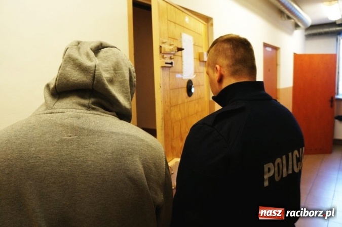 Zdjęcie w galerii na portalu naszraciborz.pl: Dwa telefony o wartości ponad 1100 zł w rękach złodzieja i pasera. Policja ujęła już sprawców wiadomości z regionu