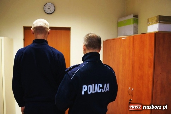 Zdjęcie w galerii na portalu naszraciborz.pl: Dwa telefony o wartości ponad 1100 zł w rękach złodzieja i pasera. Policja ujęła już sprawców wiadomości z regionu