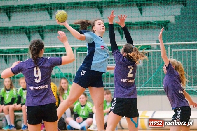 Zdjęcie w galerii na portalu naszraciborz.pl: Arena Rafako gościła zawody szczypiorniaka. MOSM Tychy lepszy od UKS Pietrowice Wielkie wiadomości z regionu