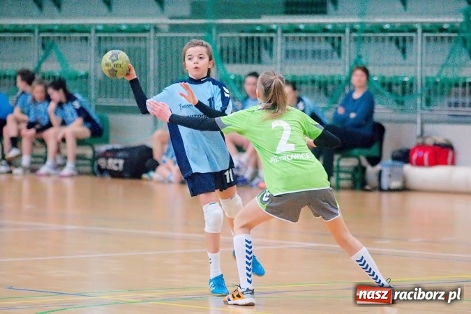 Zdjęcie w galerii na portalu naszraciborz.pl: Arena Rafako gościła zawody szczypiorniaka. MOSM Tychy lepszy od UKS Pietrowice Wielkie wiadomości z regionu