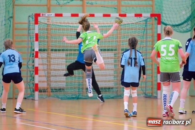 Zdjęcie w galerii na portalu naszraciborz.pl: Arena Rafako gościła zawody szczypiorniaka. MOSM Tychy lepszy od UKS Pietrowice Wielkie wiadomości z regionu