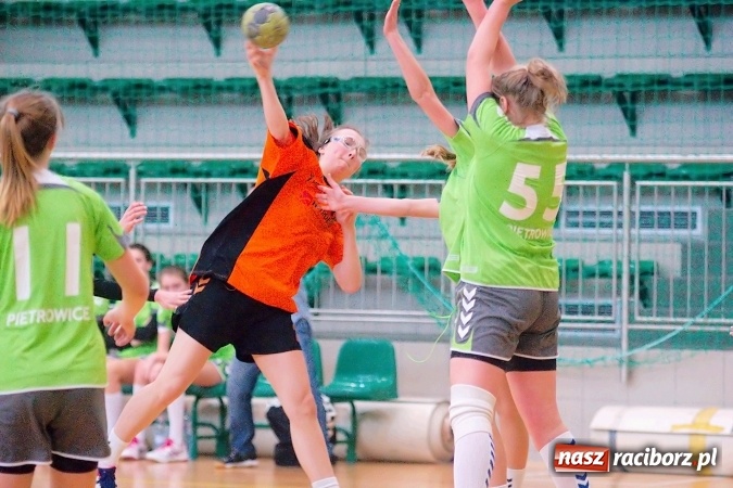 Zdjęcie w galerii na portalu naszraciborz.pl: Arena Rafako gościła zawody szczypiorniaka. MOSM Tychy lepszy od UKS Pietrowice Wielkie wiadomości z regionu