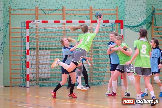 Zdjęcie w galerii na portalu naszraciborz.pl: Arena Rafako gościła zawody szczypiorniaka. MOSM Tychy lepszy od UKS Pietrowice Wielkie wiadomości z regionu