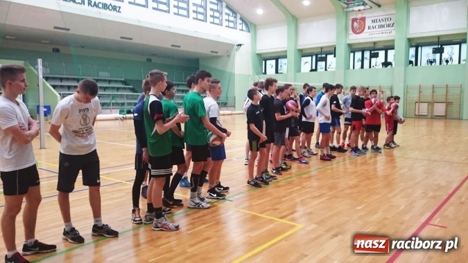 Zdjęcie w galerii na portalu naszraciborz.pl: Sportowe ferie z OSiR-em - Turniej Dwójek Siatkarskich Chłopców kolejną atrakcją  wiadomości z regionu