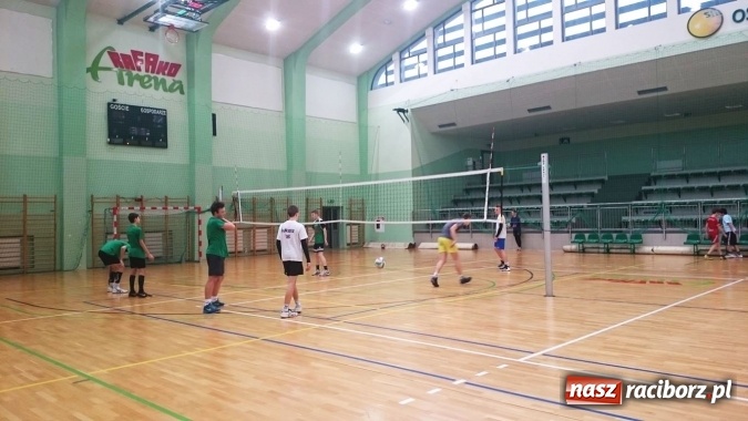 Zdjęcie w galerii na portalu naszraciborz.pl: Sportowe ferie z OSiR-em - Turniej Dwójek Siatkarskich Chłopców kolejną atrakcją  wiadomości z regionu