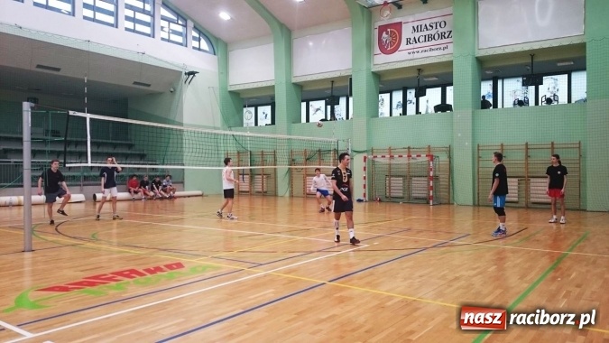 Zdjęcie w galerii na portalu naszraciborz.pl: Sportowe ferie z OSiR-em - Turniej Dwójek Siatkarskich Chłopców kolejną atrakcją  wiadomości z regionu