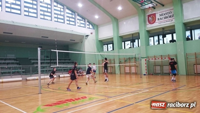 Zdjęcie w galerii na portalu naszraciborz.pl: Sportowe ferie z OSiR-em - Turniej Dwójek Siatkarskich Chłopców kolejną atrakcją  wiadomości z regionu