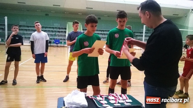 Zdjęcie w galerii na portalu naszraciborz.pl: Sportowe ferie z OSiR-em - Turniej Dwójek Siatkarskich Chłopców kolejną atrakcją  wiadomości z regionu