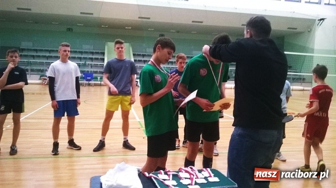 Zdjęcie w galerii na portalu naszraciborz.pl: Sportowe ferie z OSiR-em - Turniej Dwójek Siatkarskich Chłopców kolejną atrakcją  wiadomości z regionu