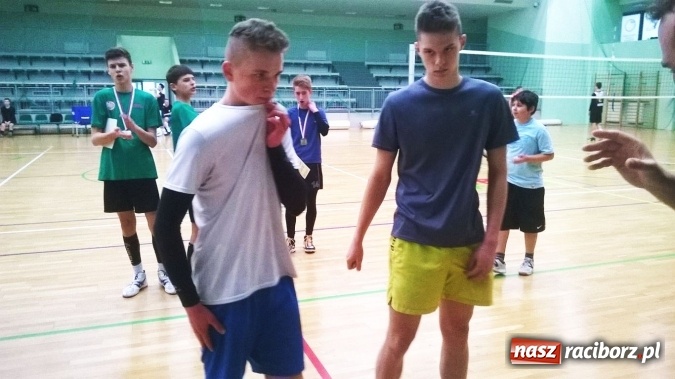 Zdjęcie w galerii na portalu naszraciborz.pl: Sportowe ferie z OSiR-em - Turniej Dwójek Siatkarskich Chłopców kolejną atrakcją  wiadomości z regionu