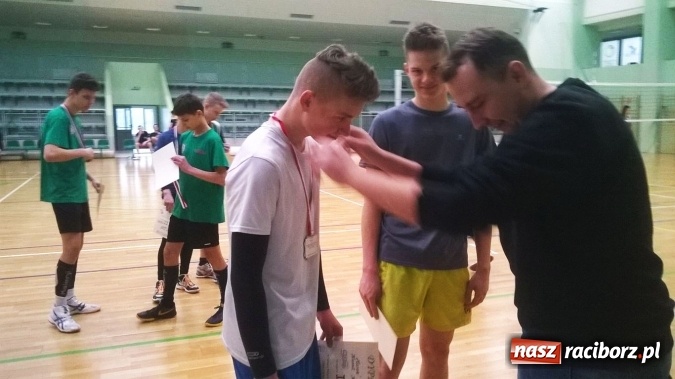 Zdjęcie w galerii na portalu naszraciborz.pl: Sportowe ferie z OSiR-em - Turniej Dwójek Siatkarskich Chłopców kolejną atrakcją  wiadomości z regionu