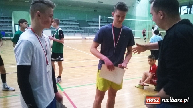 Zdjęcie w galerii na portalu naszraciborz.pl: Sportowe ferie z OSiR-em - Turniej Dwójek Siatkarskich Chłopców kolejną atrakcją  wiadomości z regionu