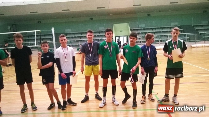 Zdjęcie w galerii na portalu naszraciborz.pl: Sportowe ferie z OSiR-em - Turniej Dwójek Siatkarskich Chłopców kolejną atrakcją  wiadomości z regionu