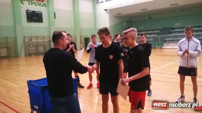 Zdjęcie w galerii na portalu naszraciborz.pl: Sportowe ferie z OSiR-em - Turniej Dwójek Siatkarskich Chłopców kolejną atrakcją  wiadomości z regionu