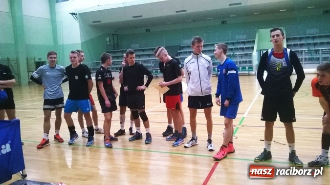 Zdjęcie w galerii na portalu naszraciborz.pl: Sportowe ferie z OSiR-em - Turniej Dwójek Siatkarskich Chłopców kolejną atrakcją  wiadomości z regionu