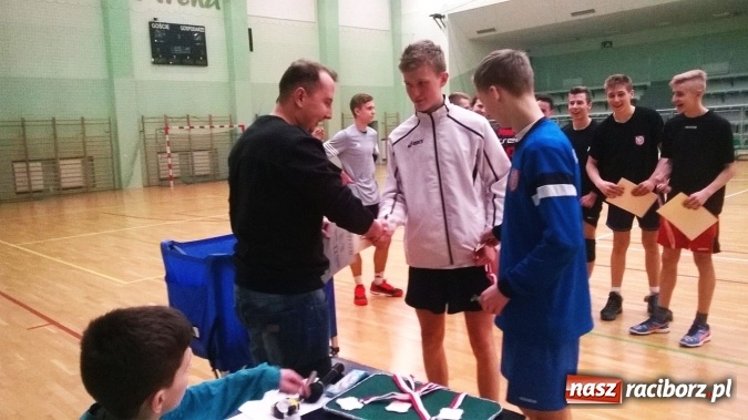 Zdjęcie w galerii na portalu naszraciborz.pl: Sportowe ferie z OSiR-em - Turniej Dwójek Siatkarskich Chłopców kolejną atrakcją  wiadomości z regionu