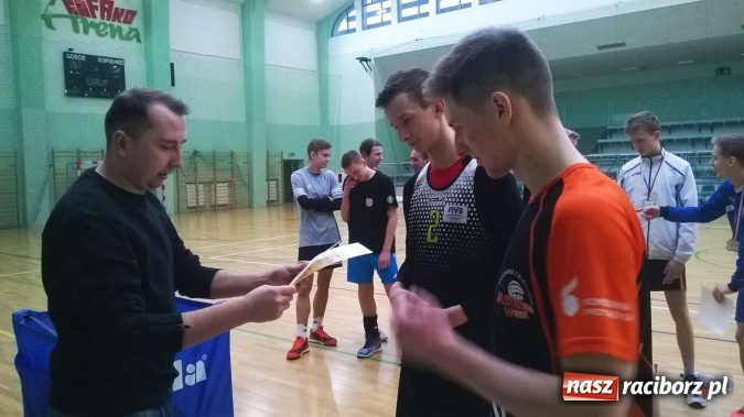 Zdjęcie w galerii na portalu naszraciborz.pl: Sportowe ferie z OSiR-em - Turniej Dwójek Siatkarskich Chłopców kolejną atrakcją  wiadomości z regionu