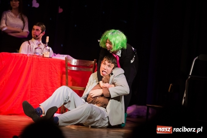 Zdjęcie w galerii na portalu naszraciborz.pl: Historia pewnej miłości w wykonaniu grupy Irrealis wiadomości z regionu