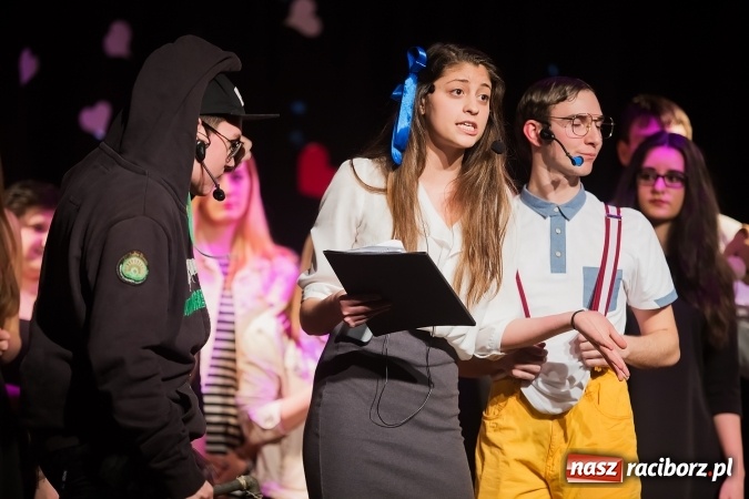 Zdjęcie w galerii na portalu naszraciborz.pl: Historia pewnej miłości w wykonaniu grupy Irrealis wiadomości z regionu