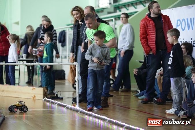 Zdjęcie w galerii na portalu naszraciborz.pl: Arena Rafako torem na wyścigi. I Mistrzostwa Raciborza Aut Zdalnie Sterowanych wiadomości z regionu