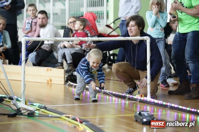 Zdjęcie w galerii na portalu naszraciborz.pl: Arena Rafako torem na wyścigi. I Mistrzostwa Raciborza Aut Zdalnie Sterowanych wiadomości z regionu
