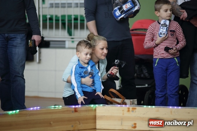 Zdjęcie w galerii na portalu naszraciborz.pl: Arena Rafako torem na wyścigi. I Mistrzostwa Raciborza Aut Zdalnie Sterowanych wiadomości z regionu
