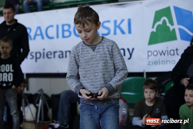 Zdjęcie w galerii na portalu naszraciborz.pl: Arena Rafako torem na wyścigi. I Mistrzostwa Raciborza Aut Zdalnie Sterowanych wiadomości z regionu