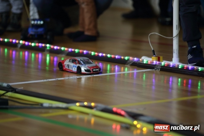 Zdjęcie w galerii na portalu naszraciborz.pl: Arena Rafako torem na wyścigi. I Mistrzostwa Raciborza Aut Zdalnie Sterowanych wiadomości z regionu