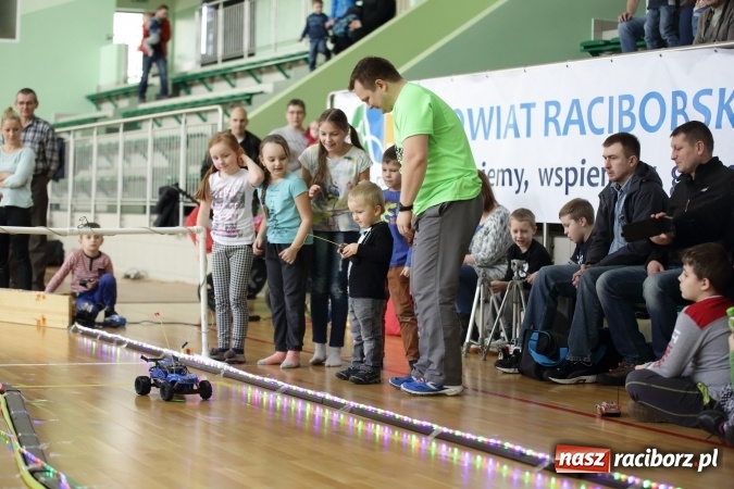 Zdjęcie w galerii na portalu naszraciborz.pl: Arena Rafako torem na wyścigi. I Mistrzostwa Raciborza Aut Zdalnie Sterowanych wiadomości z regionu