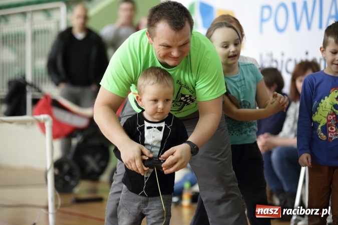 Zdjęcie w galerii na portalu naszraciborz.pl: Arena Rafako torem na wyścigi. I Mistrzostwa Raciborza Aut Zdalnie Sterowanych wiadomości z regionu
