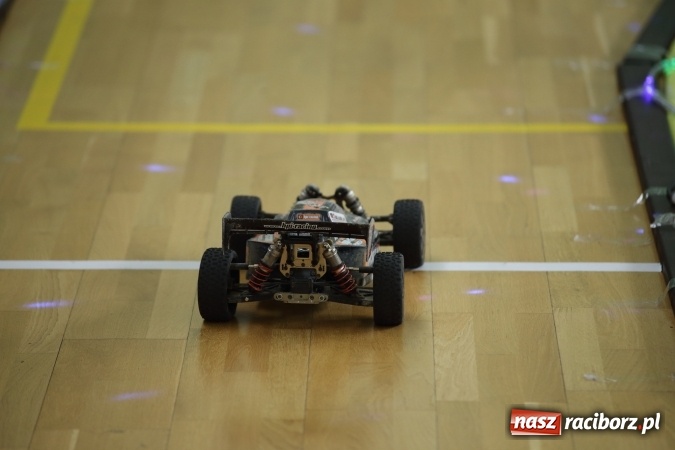 Zdjęcie w galerii na portalu naszraciborz.pl: Arena Rafako torem na wyścigi. I Mistrzostwa Raciborza Aut Zdalnie Sterowanych wiadomości z regionu