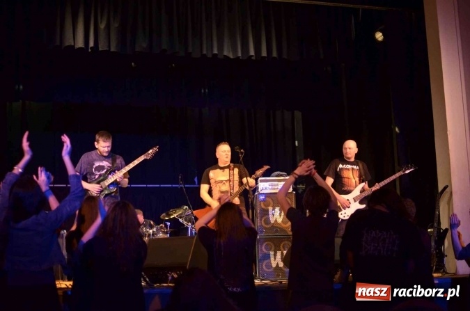 Zdjęcie w galerii na portalu naszraciborz.pl: AlcoholicA i Indignity - mocne brzmienie w Strzesze wiadomości z regionu