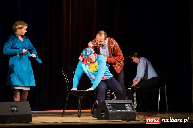 Zdjęcie w galerii na portalu naszraciborz.pl: Kabaret Moralnego Niepokoju bawił w RCK wiadomości z regionu
